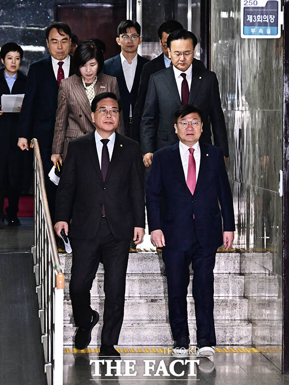 송언석 국민의힘 원내대표(왼쪽)가 24일 오전 서울 여의도 국회에서 열린 원내대책회의에 참석해 모두발언을 하고 있다. /국회=배정한 기자