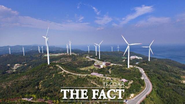 영덕군 풍력발전단지에서 설비 노후화로 인해 사고가 잇따라 발생하고 있다. 이에 영덕군은 풍력발전기를 전면 철거하기로 했다. /영덕군