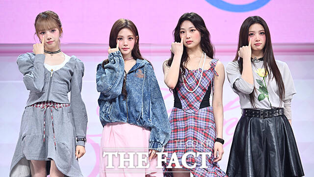 그룹 Baby DONT Cry(베이비돈크라이)의 미아, 이현, 베니, 쿠미(왼쪽부터)가 24일 오후 서울 용산구 블루스퀘어에서 열린 미니앨범 'AFTER CRY(애프터 크라이)' 발매 기념 쇼케이스에 참석해 포즈를 취하고 있다. /박헌우 기자