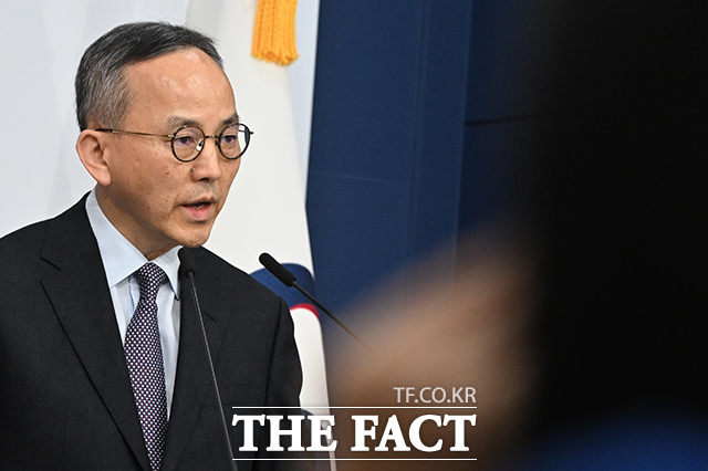 박일 외교부 대변인이 24일 오후 서울 종로구 외교부 청사에서 현안과 관련한 취재진의 질문을 받고 있다. /김성렬 기자