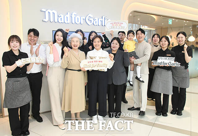 매드포갈릭 임직원과 모델들이 24일 오전 서울 영등포구 매드포갈릭 영등포타임스퀘어점에서 2026 브랜드 슬로건 '매드포패밀리'를 선보이고 있다. /박상민 기자