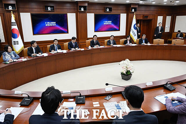 김민석 국무총리가 24일 오후 서울 종로구 정부서울청사에서 열린 글로벌 AI 허브 유치위원회 회의에 참석해 모두발언을 하고 있다. /김성렬 기자