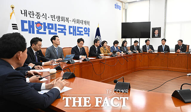 한병도 더불어민주당 원내대표(가운데)가 24일 오전 서울 여의도 국회에서 열린 원내대책회의에서 발언을 하고 있다. /국회=서예원 기자