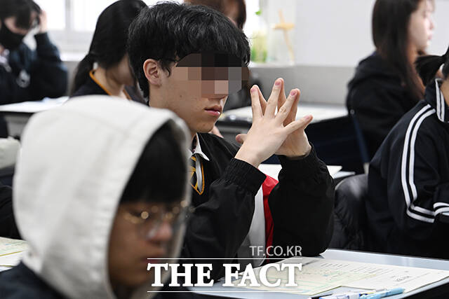 2026년 3월 전국연합학력평가가 실시된 24일 오전 서울 금천구 금천고등학교에서 학생들이 시험을 준비하고 있다. /박헌우 기자
