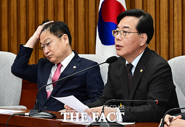 송언석 국민의힘 원내대표(왼쪽)가 24일 오전 서울 여의도 국회에서 열린 원내대책회의에 참석해 모두발언을 하고 있다. /국회=배정한 기자