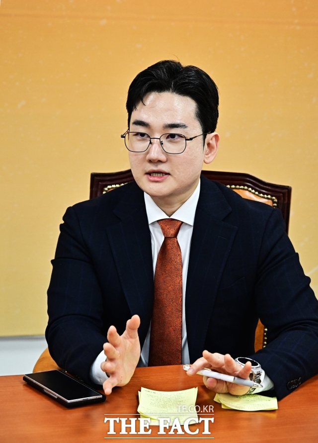 정이한 개혁신당 부산시장 예비후보가 23일 오후 서울 여의도 국회에서 진행된 더팩트와의 인터뷰에서 질의에 답변을 하고 있다. /배정한 기자