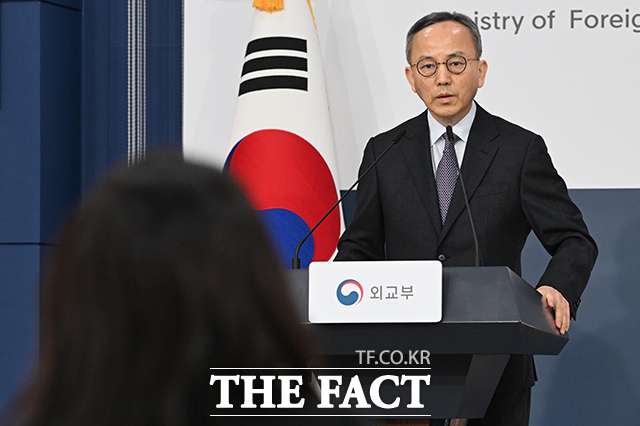 박일 외교부 대변인이 24일 오후 서울 종로구 외교부 청사에서 현안과 관련한 취재진의 질문을 받고 있다. /김성렬 기자