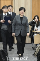  정은경 장관 '미소 지으며 입장' [포토]