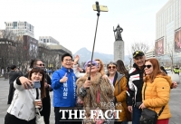  외국인 관광객들 요청에 기념촬영하는 정원오 [포토]