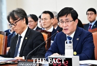  질의에 답변하는 김성환 장관 [포토]