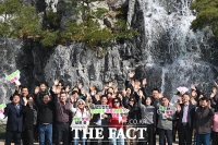  월드컵천 경관폭포에서 구민과 함께하는 박강수 마포구청장 [포토]