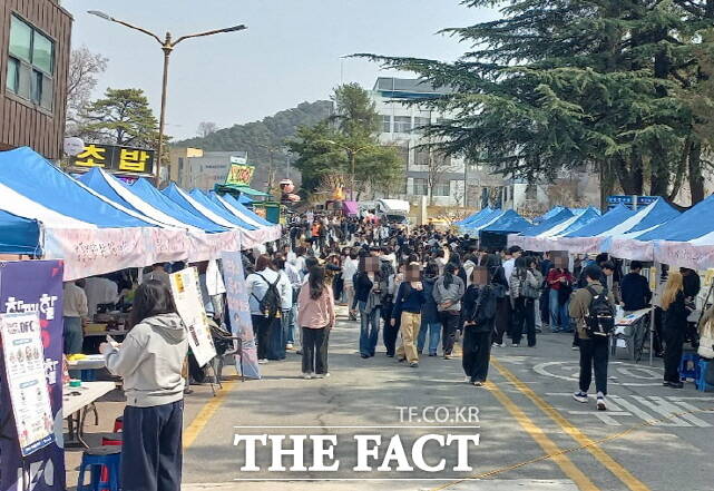 공주대가 25일까지 이틀간 공주캠퍼스 일원에서 동아리 문화제를 열었다. /공주대