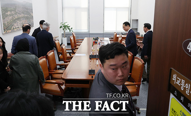 김석기 외교통일위원장 및 여야 간사들과 인사 나누는 사이드 쿠제치 주한 이란 대사(왼쪽).