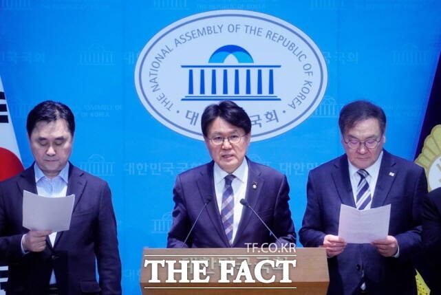 황운하 의원(가운데)과 김종민(왼쪽), 김태년 의원이 25일 국회 소통관에서 공동 기자회견을 열고 있다. /황운하 의원실
