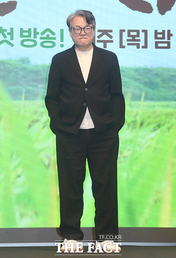 '심우면 연리리' 속 이장 임주형을 따라 포즈 짓는 배우 이서환.