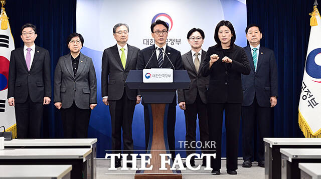 김민석 국무총리가 25일 오전 서울 종로구 정부서울청사에서 비상경제 대응체계 관련 브리핑을 하고 있다. /임영무 기자