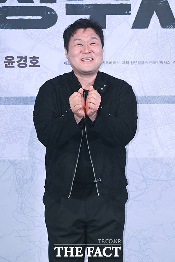 배우 조한철과 정가람, 박철환 감독, 배우 윤경호, 배성우(왼쪽부터)가 25일 오후 서울 용산구 CGV 용산아이파크몰에서 열린 영화 ‘끝장수사’ 언론배급시사회 및 기자간담회에 참석해 포즈를 취하고 있다. /서예원 기자