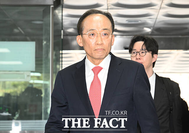 계엄 해제 표결 방해 혐의를 받는 추경호 국민의힘 의원이 25일 오후 서울 서초구 서울중앙지방법원에서 열린 공판에 출석하고 있다. /박헌우 기자