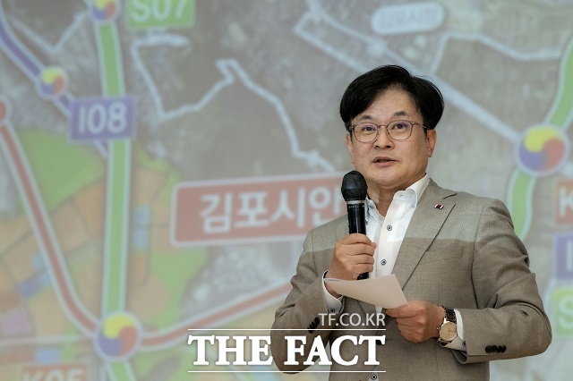 김병수 시장이  24일 김포시청에서 열린 서울 5호선 김포·검단 연장사업 예타 통과 시민설명회에서 사업 경과와 향후 계획을 설명하고 있다. /김포시