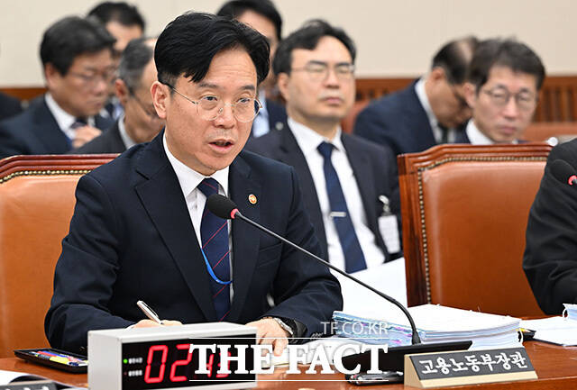 의원질의에 답하는 김영훈 고용노동부 장관.