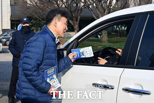 중동사태에 따른 에너지 절약을 위한 공공부문 승용차 5부제가 시행된 25일 오전 서울 종로구 정부서울청사 청사관리소 직원들이 승용차 5부제 동참을 촉구하는 캠페인을 펼치고 있다. /임영무 기자