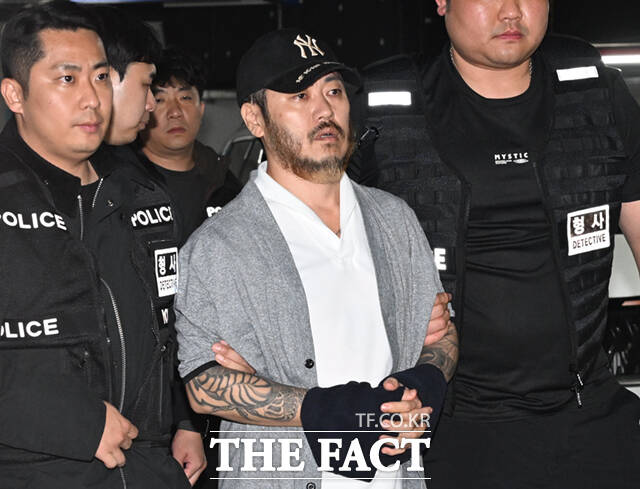 필리핀에 수감돼 있던 '국제 마약왕' 박왕열이 25일 오전 국내로 송환, 경기북부경찰청 광역범죄수사대로 들어서며 질의하는 취재진을 바라보고 있다.