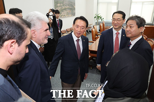 김석기 외교통일위원장 및 여야 간사들과 인사 나누는 사이드 쿠제치 주한 이란 대사(왼쪽).