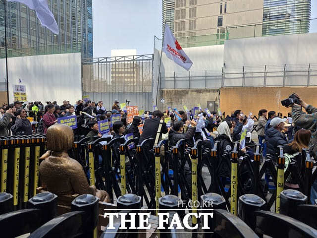 정의기억연대(정의연)는 25일 낮 12시 서울 종로구 옛 주한 일본대사관 앞에서 제1745차 수요시위를 열고 