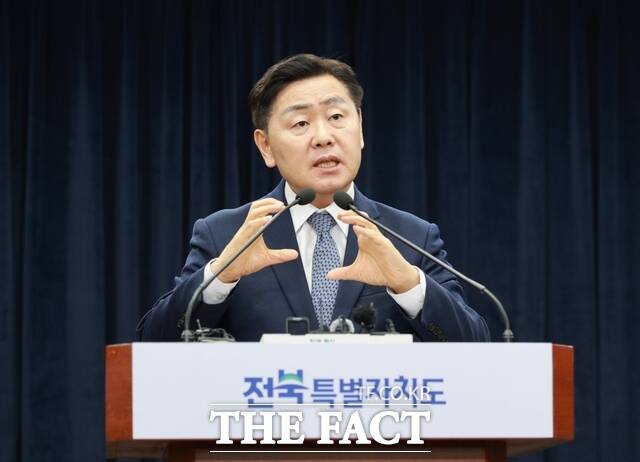 25일 전주시 완산구 효자동3가 전북도청 브리핑룸에서 김관영 전북도지사가 전북 조선산업 관련 기자회견을 갖고 있다. /전북도