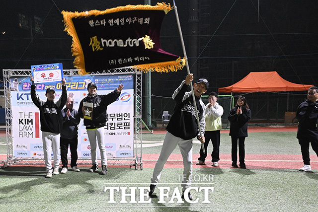 연예인야구단 '알바트로스’가 연예인야구 최강 자리에 올랐다. 사진은 지난 23일 경기 고양시 장항야구장에서 열린 '더킴로펌배 제19회 한스타 연예인 야구 리그에서 우승한 알바트로스팀 배우 오지호가 우승기를 휘날리는 모습. /송호영 기자