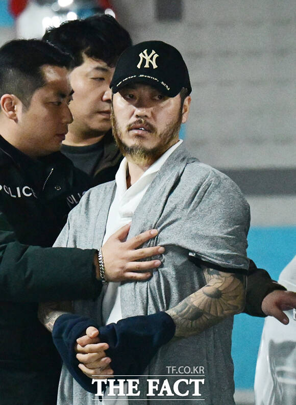 필리핀에 수감돼 있던 '국제 마약왕' 박왕열이 25일 오전 국내로 송환, 경기북부경찰청 광역범죄수사대로 이송되고 있다. /의정부=이새롬 기자