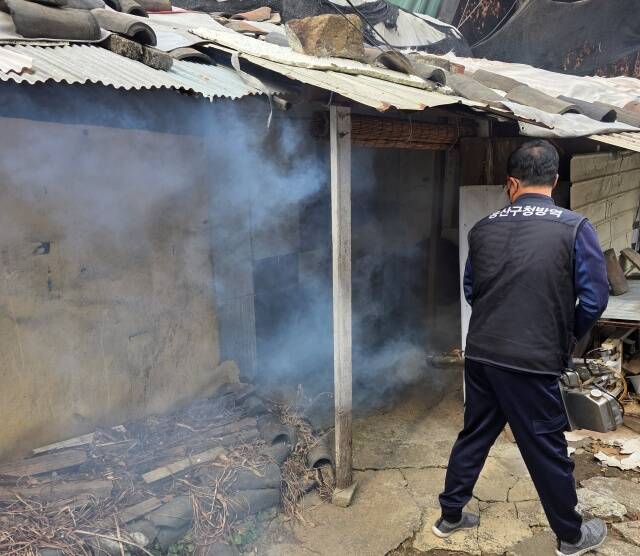 기후변화로 모기 활동 시기가 빨라지면서 해빙기 선제 방역의 중요성이 커지고 있다. 사진은 용산구 '방역반 살피미'가 활동하고 있는 모습. /용산구