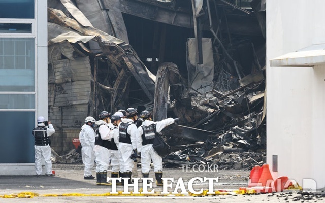 정부가 대전 공장 화재 피해자 지원을 확대하고 재발 방지를 위한 대대적 현장 점검에 나섰다. 사진은 22일 대전 대덕구 안전공업 화재현장에서 소방 관계자들이 현장을 둘러보고 있다. /뉴시스