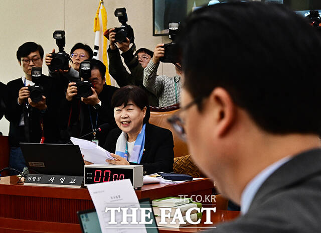 서영교 특위 위원장이 25일 오전 서울 여의도 국회에서 열린 ‘윤석열 정권 정치검찰 조작기소 의혹 사건 진상규명 국정조사특별위원회’ 전체회의에 참석해 발언을 하고 있다. /배정한 기자