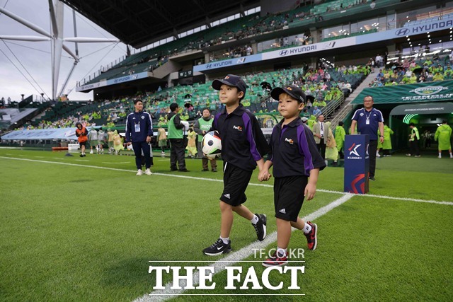 한국프로축구연맹은 세계 최대 특송 회사 중 하나인 페더럴 익스프레스 코퍼레이션(Federal Express Corporation, ‘페덱스’)과 2026시즌 K리그 공식 리그 후원 협약을 체결하고 올해부터 ‘페덱스 이달의 딜리버리(FedEx Delivery of the Month)’상을 운영한다. 사진은 페덱스 게임볼 딜리버리 키즈 행사 장면./K리그