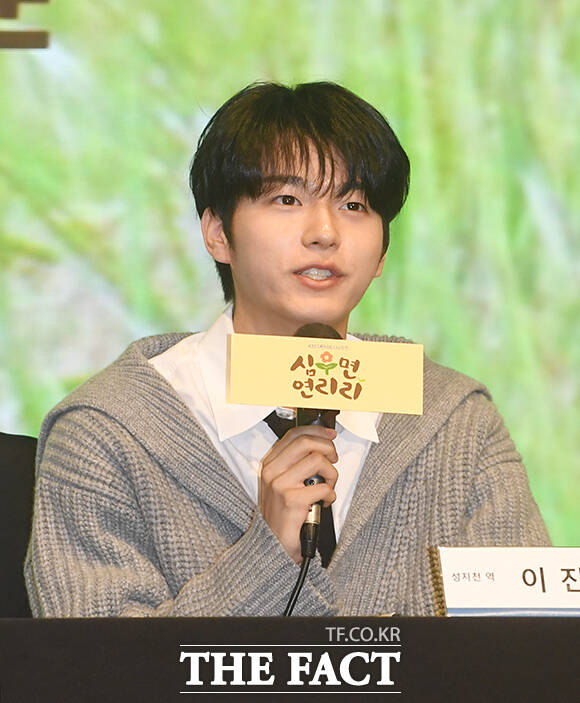 배우 박성웅(왼쪽)과 이수경이 25일 오후 서울 구로구 디큐브시티에서 열린 KBS2 새 미니시리즈 '심우면 연리리' 제작발표회에 참석해 포즈를 취하고 있다. /박상민 기자