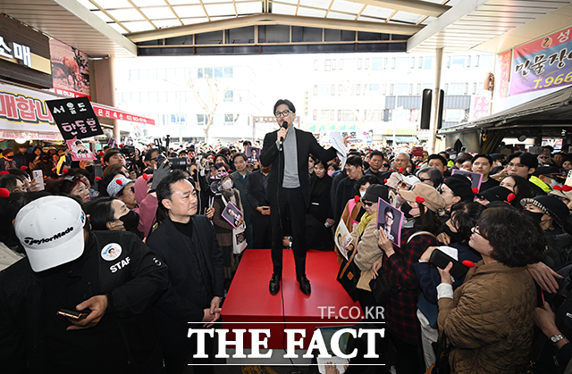 한동훈 전 국민의힘 대표는 주호영 부의장과의 연대설에 신중한 기조를 유지하고 있다. 사진은 한동훈 전 국민의힘 대표가 22일 오후 서울 동대문구 경동시장을 방문해 인사말을 하고 있는 모습. /박헌우 기자