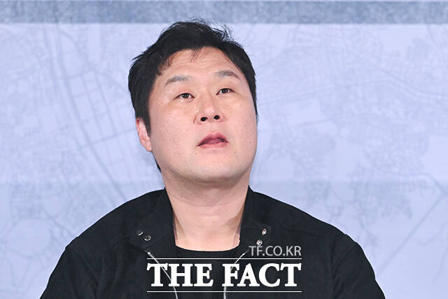 배우 윤경호가 25일 오후 서울 용산구 CGV 용산아이파크몰에서 열린 영화 ‘끝장수사’ 언론배급시사회 및 기자간담회에 참석해 소감을 밝히며 눈물을 닦고 있다. /서예원 기자