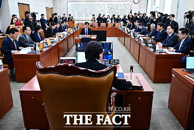 안건 상정하는 서영교 특위 위원장.