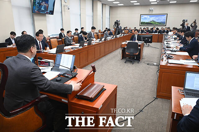 의원질의에 답하는 김영훈 고용노동부 장관.