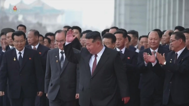 통일부는 25일 북한 최고인민회의 위상과 역할이 강화됐고 경제 분야에 대한 역량이 집중됐다고 분석했다. 최고인민회의 제15기 제1차 회의는 지난 22~23일 평양의사당에서 개최됐다. 김정은 국무위원장은 회의를 통해 국무위원장으로 재추대돼 '김정은 3기 시대'의 시작을 알렸다. /뉴시스, 조선중앙TV 갈무리