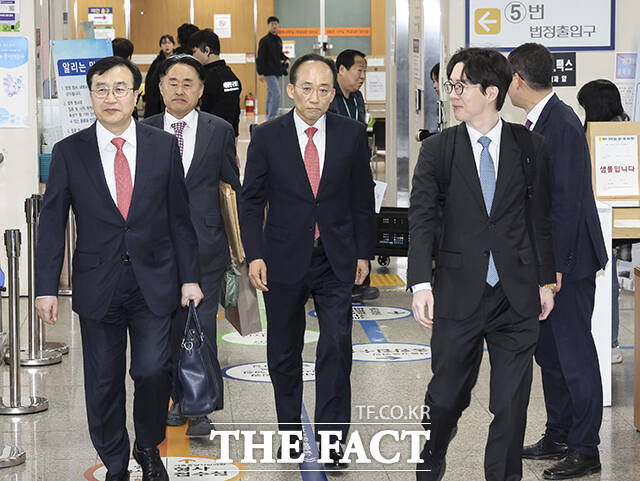 계엄 해제 표결 방해 혐의를 받는 추경호 국민의힘 의원이 25일 오후 서울 서초구 서울중앙지방법원에서 열린 공판에 출석하며 입장을 밝히고 있다. /박헌우 기자