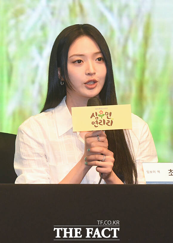 배우 박성웅(왼쪽)과 이수경이 25일 오후 서울 구로구 디큐브시티에서 열린 KBS2 새 미니시리즈 '심우면 연리리' 제작발표회에 참석해 포즈를 취하고 있다. /박상민 기자