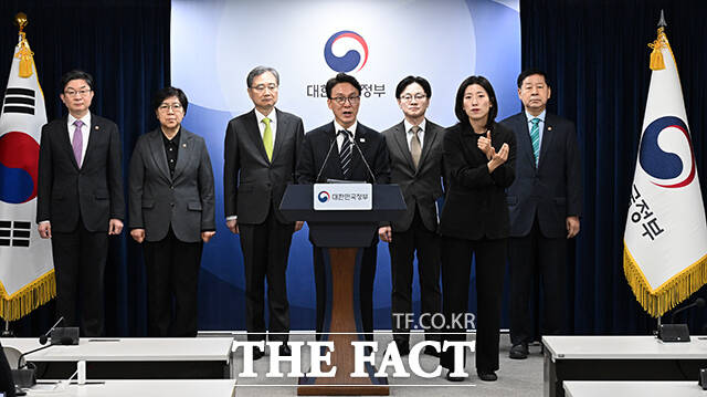 김민석 국무총리(가운데)가 25일 오전 서울 종로구 정부서울청사에서 비상경제 대응체계 브리핑을 하고 있다. /김성렬 기자