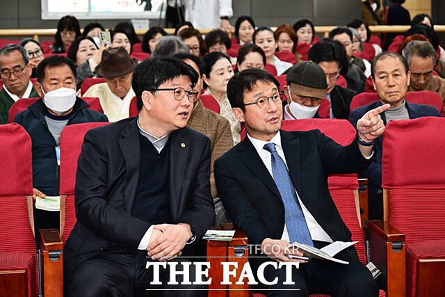 한병도 더불어민주당 원내대표가 25일 오후 서울 여의도 국회 의원회관 제2소회의실에서 열린 ‘한국 차 문화 발전을 위한 정책 포럼’에 참석해 개회사를 하고 있다. /국회=배정한 기자