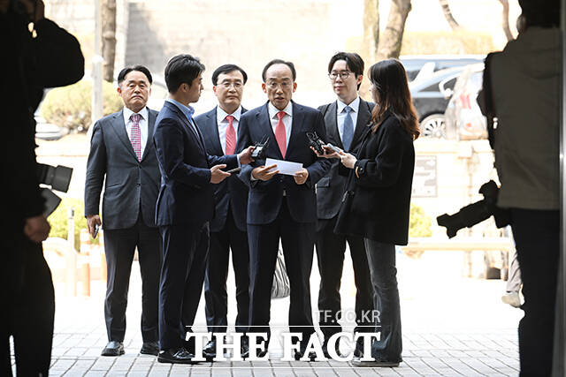 계엄 해제 표결 방해 혐의를 받는 추경호 국민의힘 의원이 25일 오후 서울 서초구 서울중앙지방법원에서 열린 공판에 출석하며 입장을 밝히고 있다. /박헌우 기자