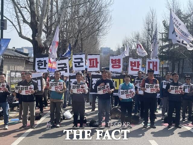 전국민주노동조합총연맹은 25일 서울 종로구 청와대 앞에서 '미국 이스라엘 침략 전쟁 규탄 파병 반대' 결의대회를 열고 미 대사관까지 행진했다. /진주영 기자