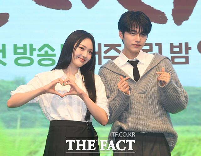 배우 박성웅(왼쪽)과 이수경이 25일 오후 서울 구로구 디큐브시티에서 열린 KBS2 새 미니시리즈 '심우면 연리리' 제작발표회에 참석해 포즈를 취하고 있다. /박상민 기자