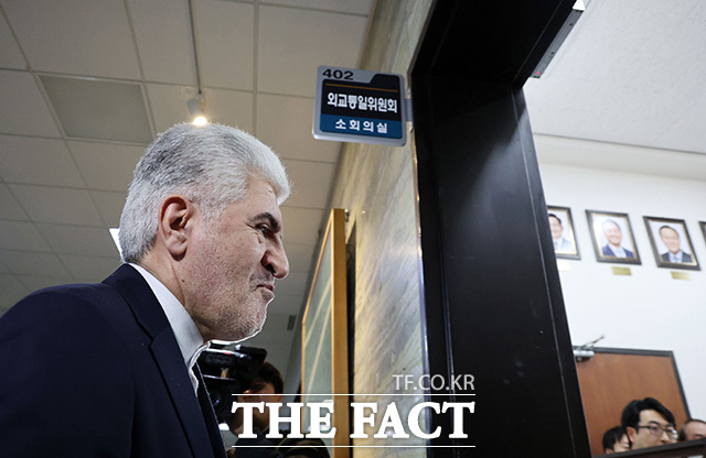 김석기 외교통일위원장 및 여야 간사들과 인사 나누는 사이드 쿠제치 주한 이란 대사(왼쪽).