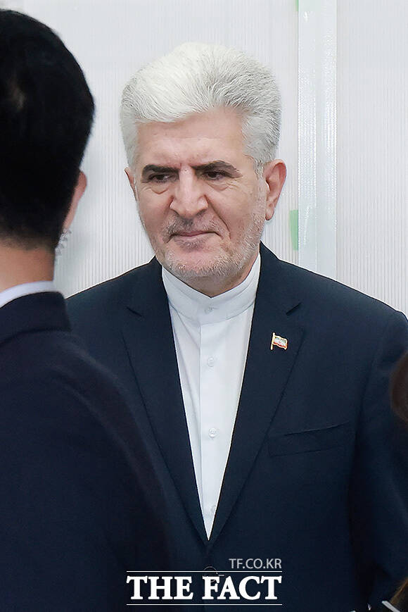 김석기 외교통일위원장 및 여야 간사들과 인사 나누는 사이드 쿠제치 주한 이란 대사(왼쪽).